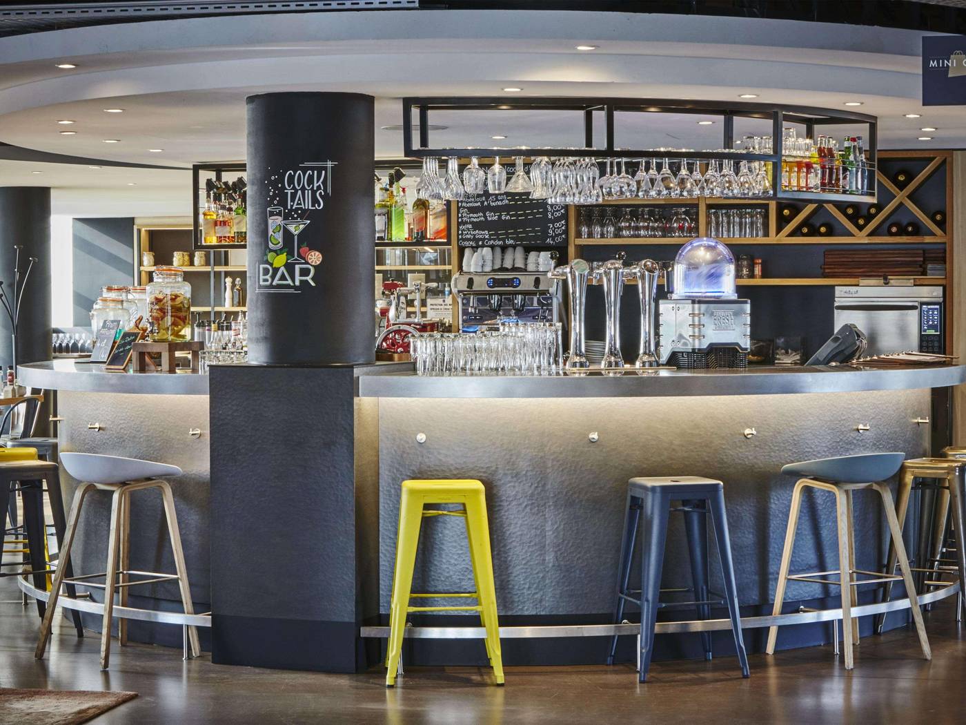 Campanile-Le-Bourget-Airport-Bar-4