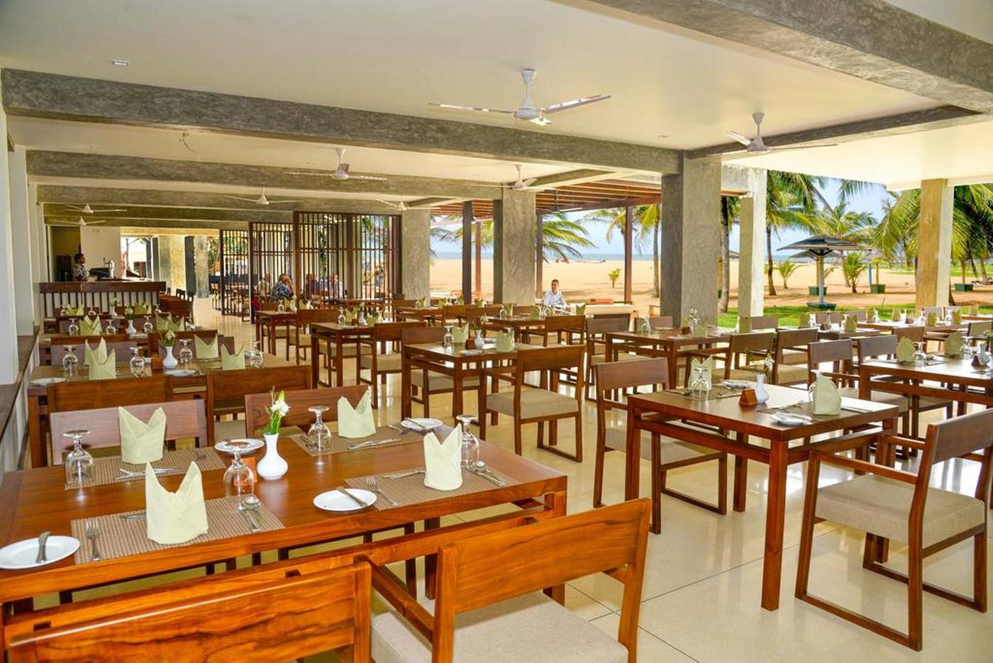 Goldi-Sands-Hotel-Negombo-Restaurant-8