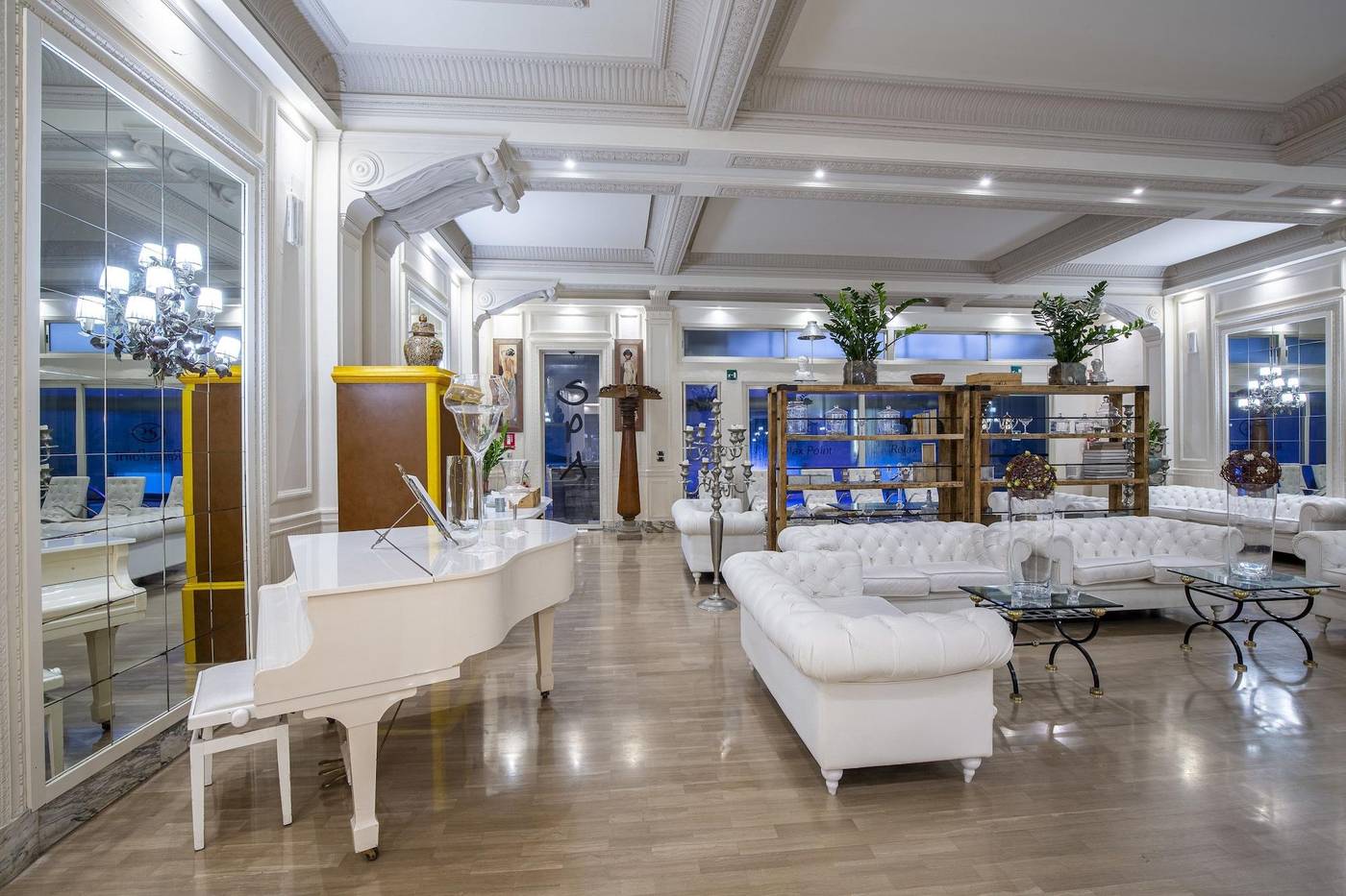 Columbia-Charming-Spa-Lobby-17