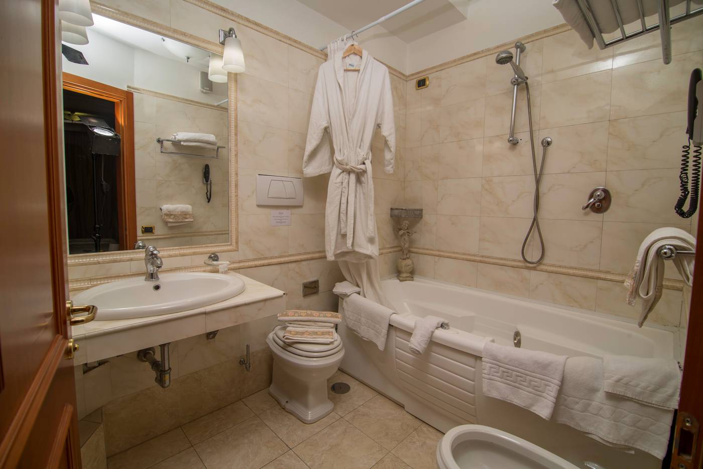 Luxury-Rooms-H-2000-Roma-Room-18