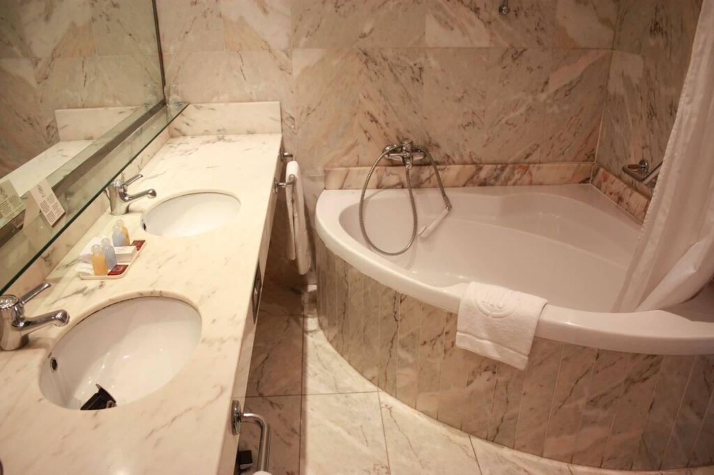 Mas-Gallau-Room-18