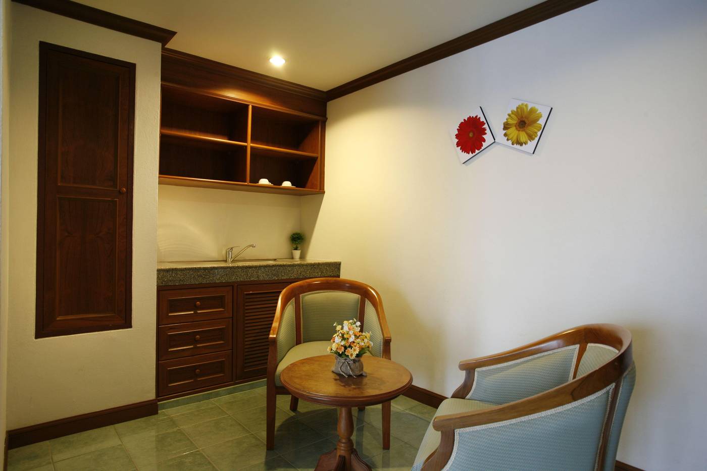 Jiraporn-Hill-Resort-Patong-Room-25