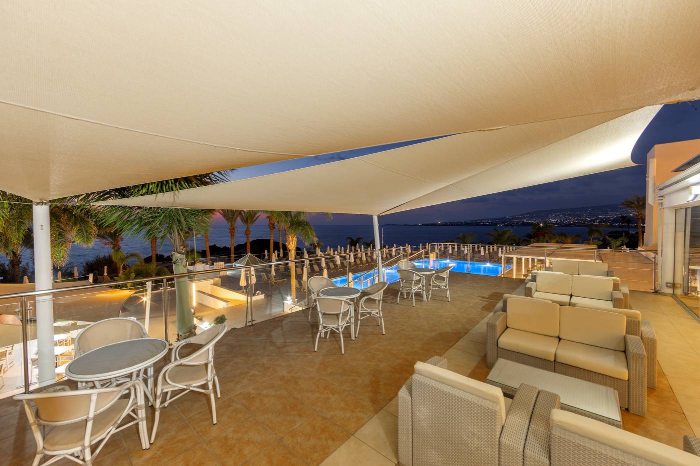 Queens-Bay-Hotel-Terrace-22