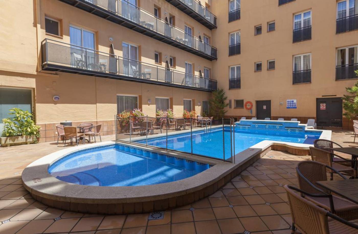 URH-Tossa-de-Mar-Pool-3