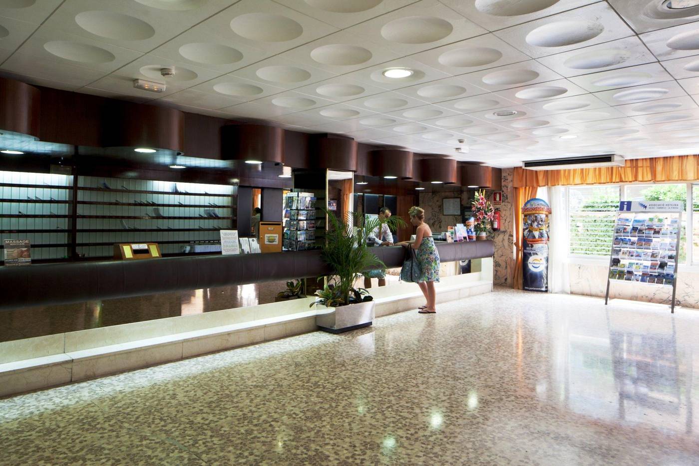 htop-Molinos-Park-Lobby-29