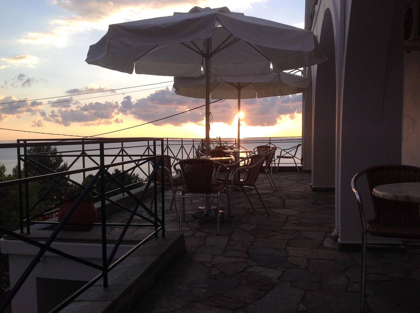 Travlos-Studios-Bar-9