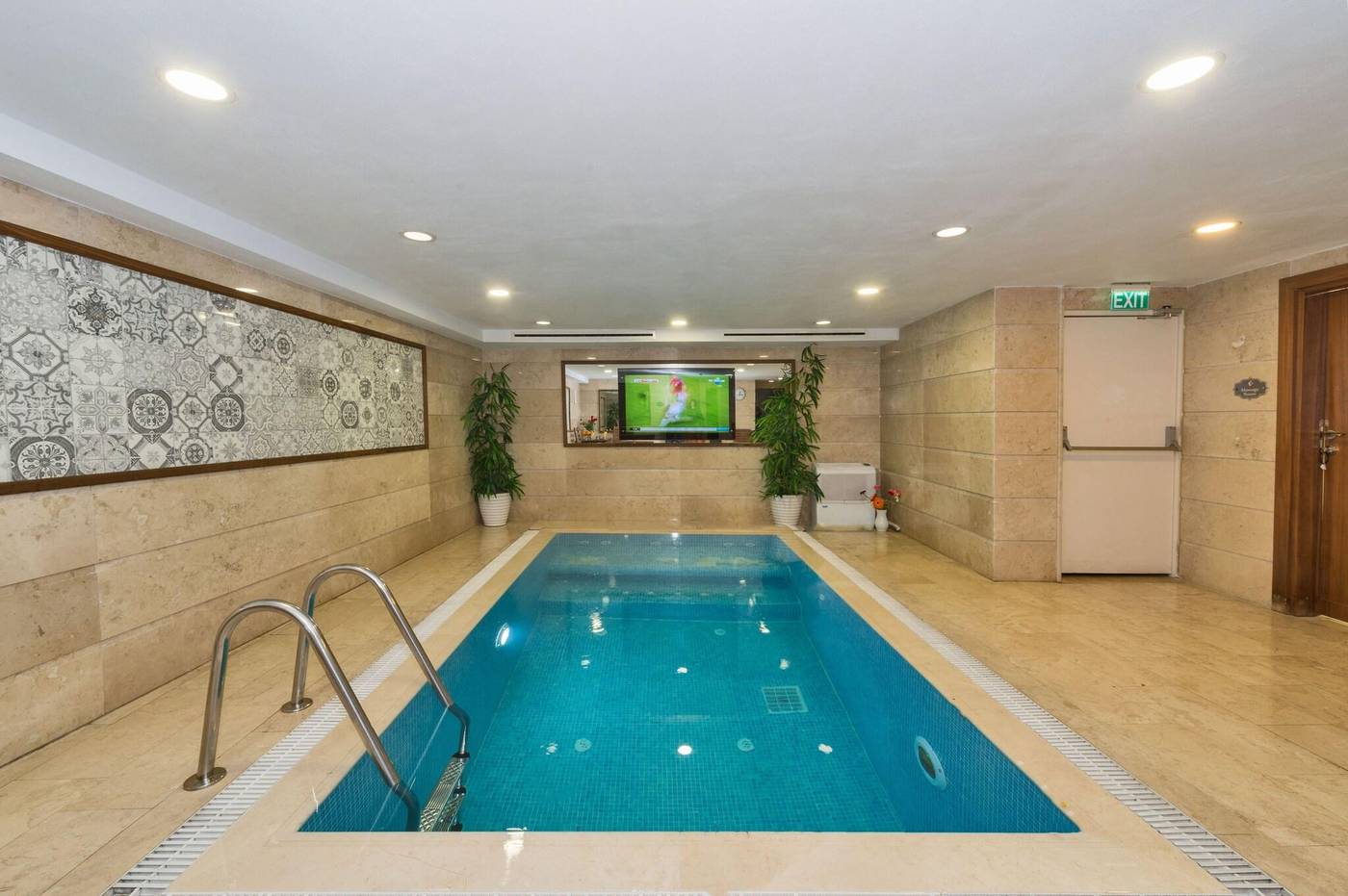 Darkmen-Hotel-Pool-43