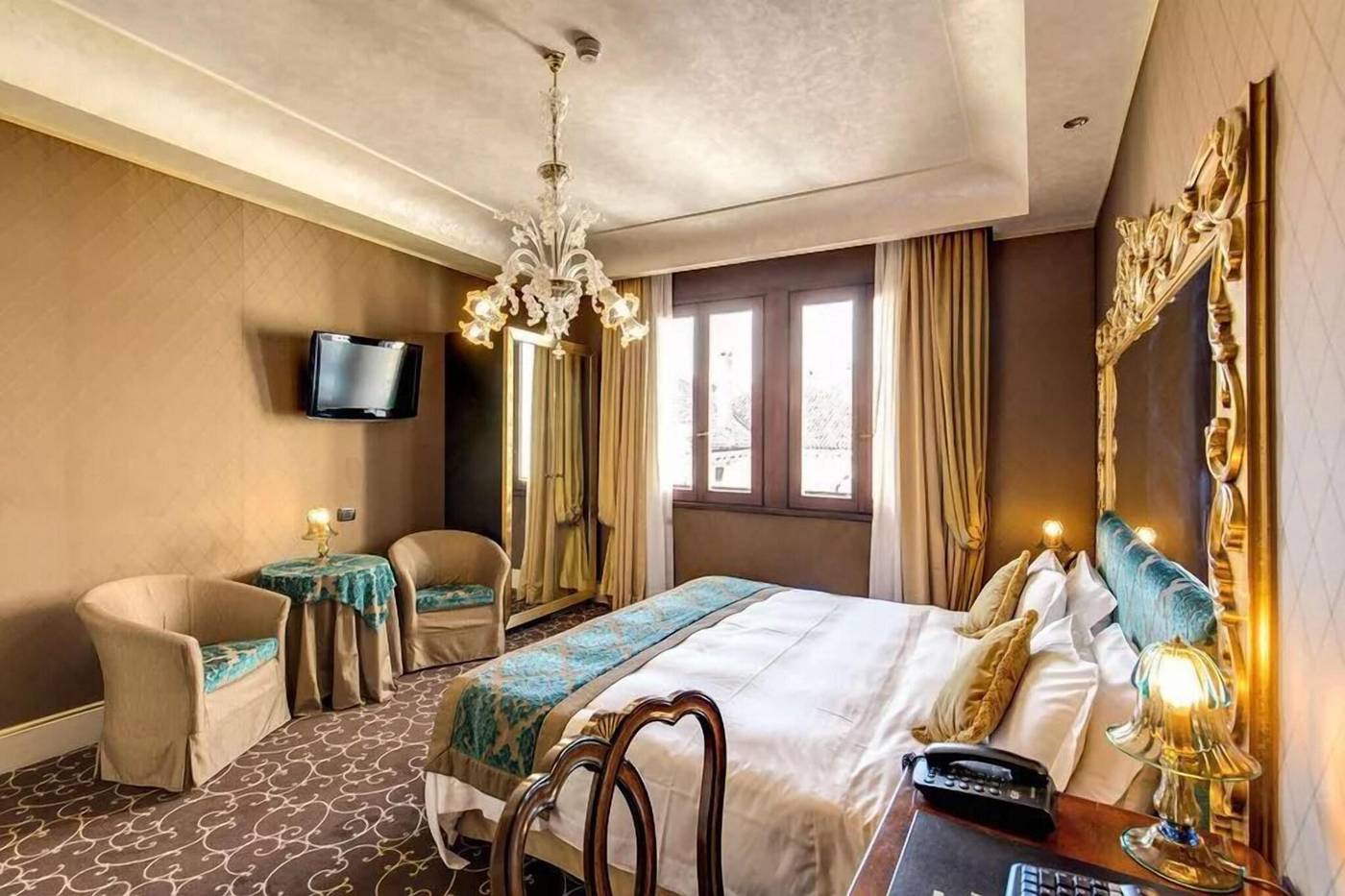 Pesaro-Palace-Room-3