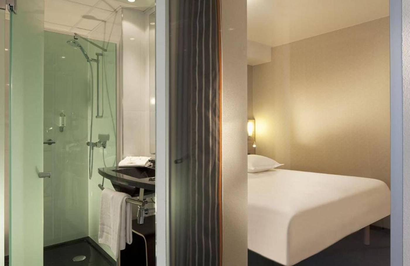 Escale Oceania Nantes-France-BOUGUENAIS-Room-4