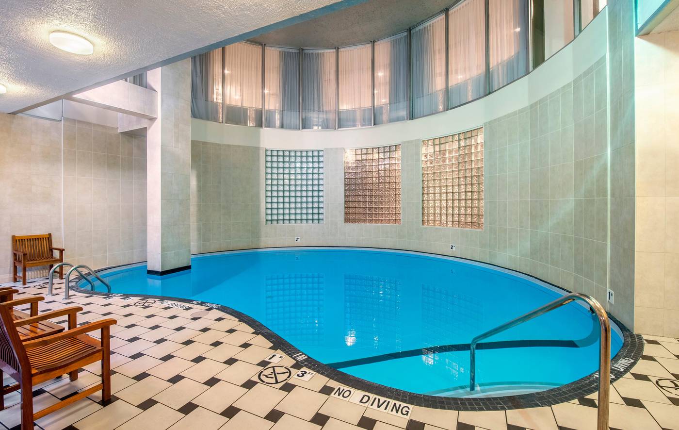 Holiday-Inn-Hotel-and-Suites-Vancouver-Downtown-Pool-24