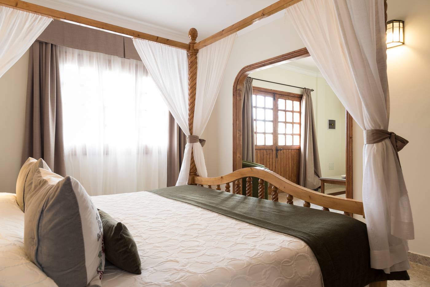 Melva-suite-hotel-Room-25