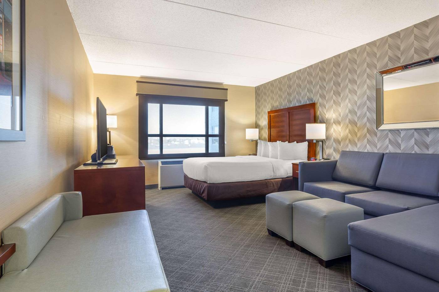 Comfort-Inn---Suites-Logan-Airport-Room-34