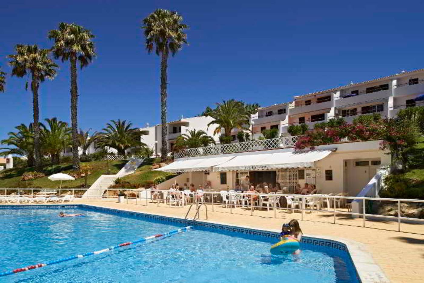 Cheerfulway-Vila-Alba-Apartamentos-Bar-2