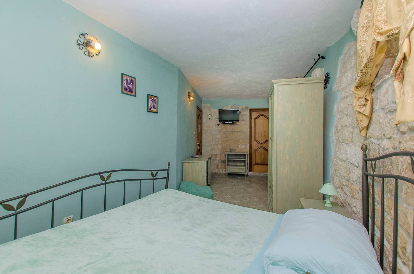 Palace-Derossi-Room-24