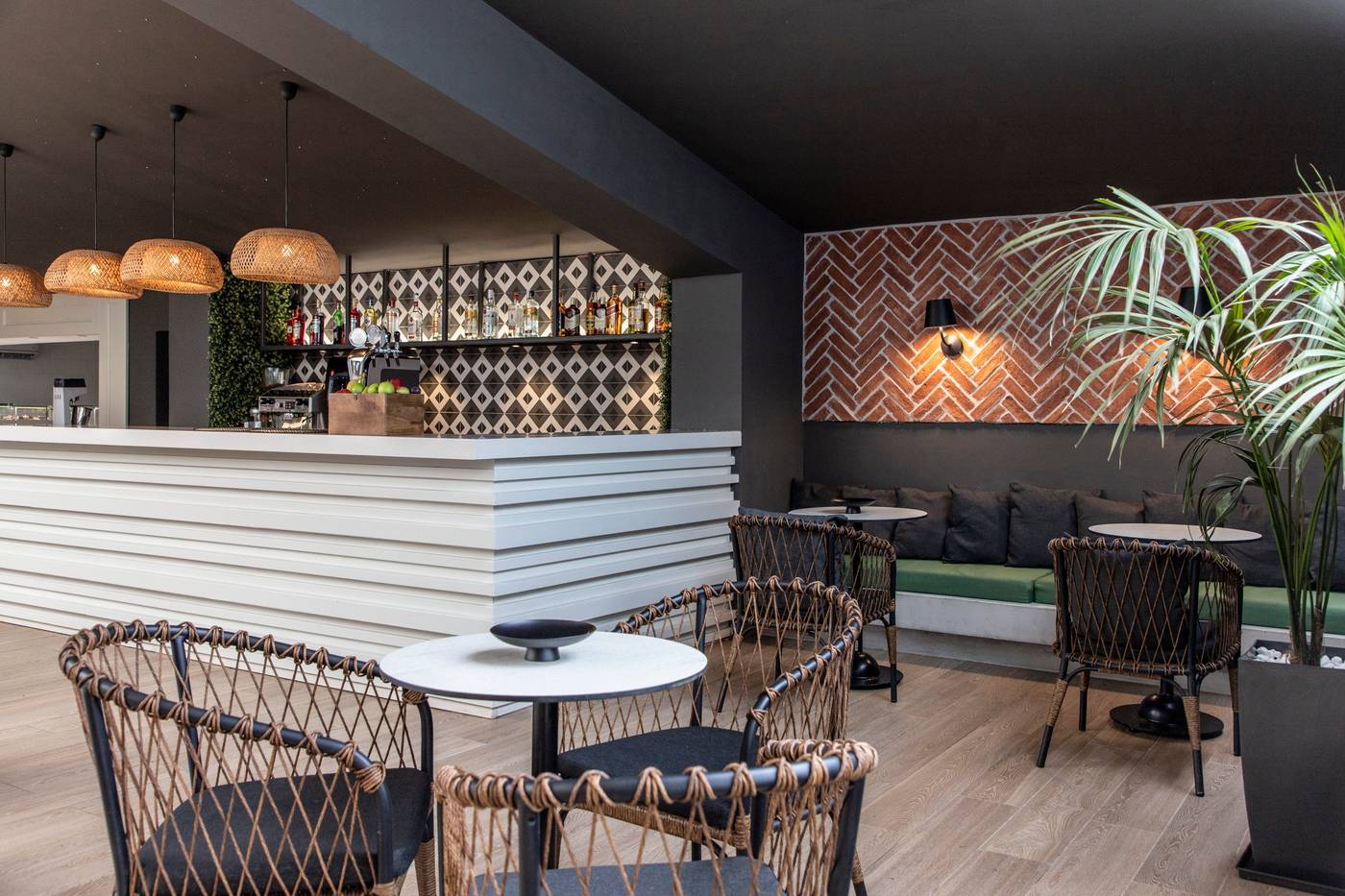 Eden-Roc-Resort-Hotel-Bar-46