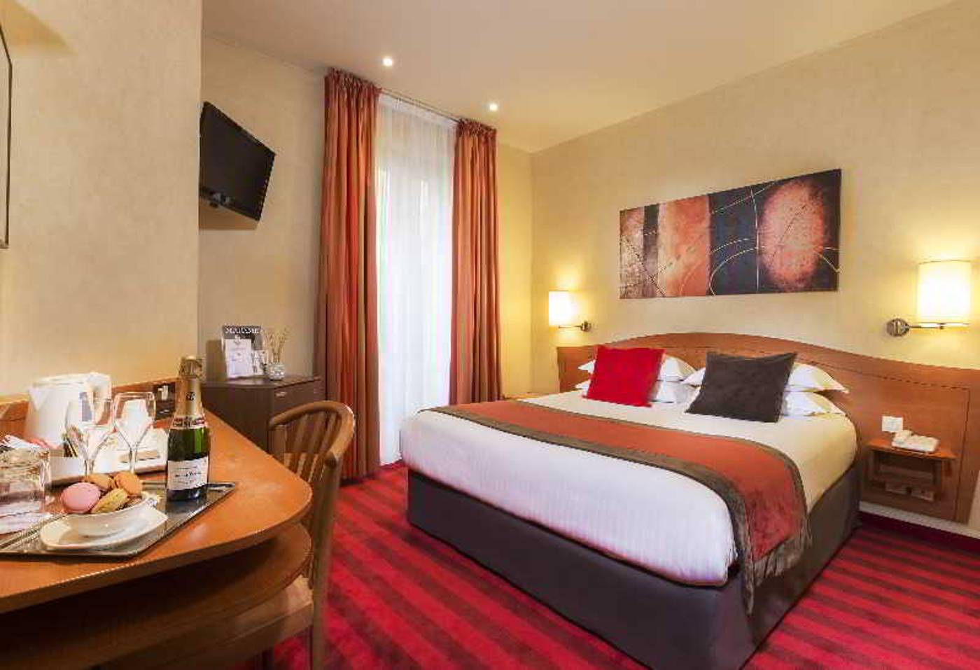 Europe-Tour-Eiffel-Room-32