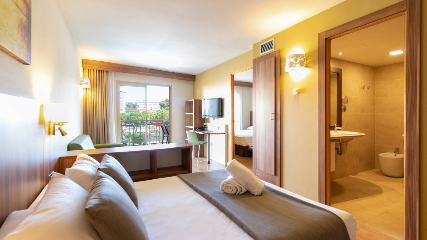 Golden-Avenida-Family-Suites-Room-17