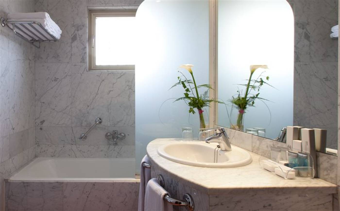 Santos-Agumar-Room-27