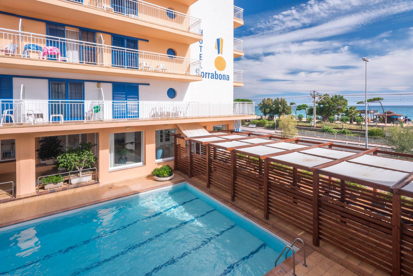 Sorrabona-Apartamentos-Pool-2