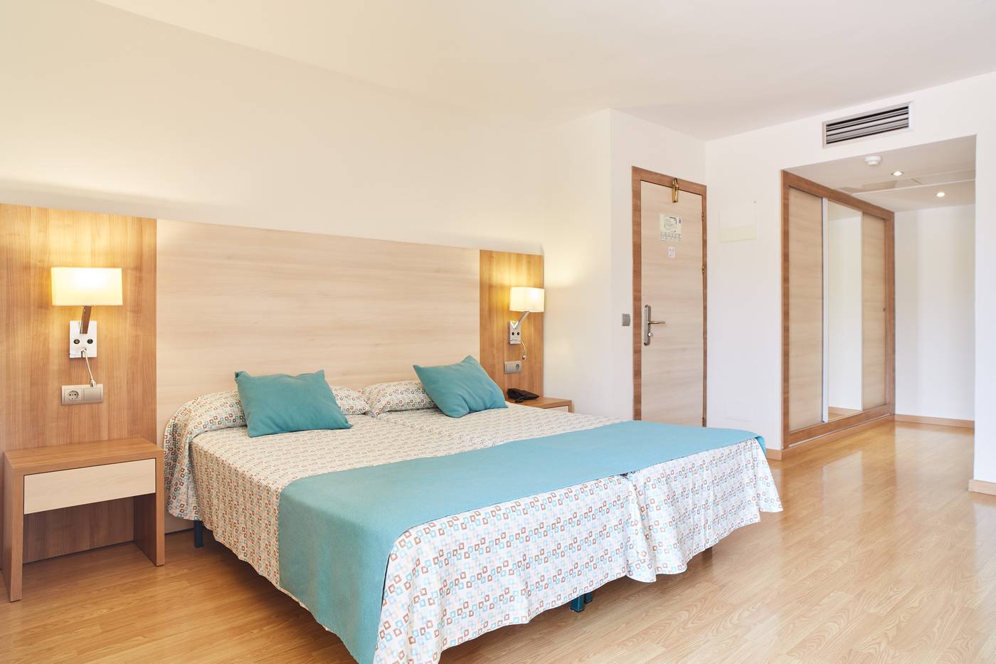 Invisa-Figueral-Resort---Cala-Blanca-Room-24
