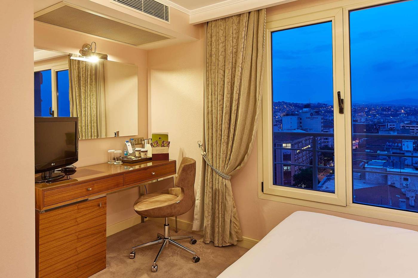 DoubleTree-By-Hilton-Izmir-Alsancak-Room-26