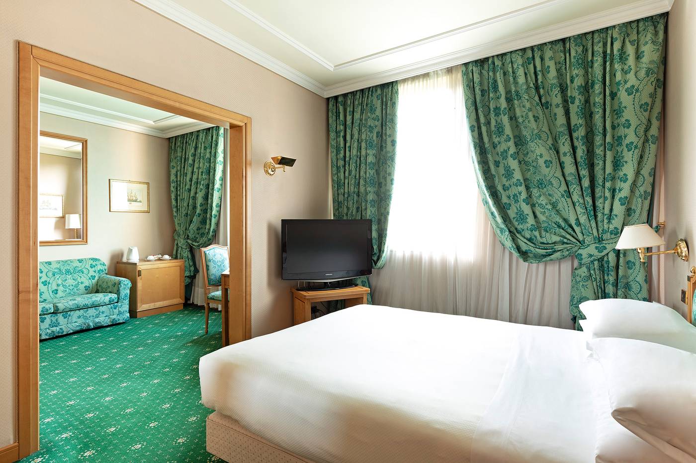 Royal-Garden-Hotel-Room-20