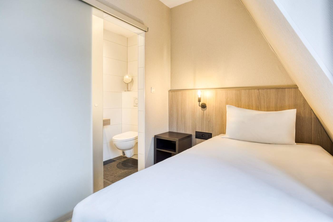 Holiday-Inn-Brussels-Schuman-Room-38