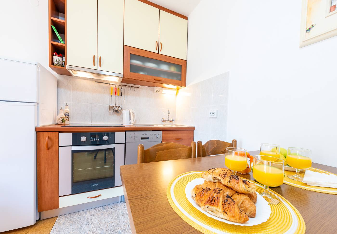 Apartments---Rooms-Cina-Room-13