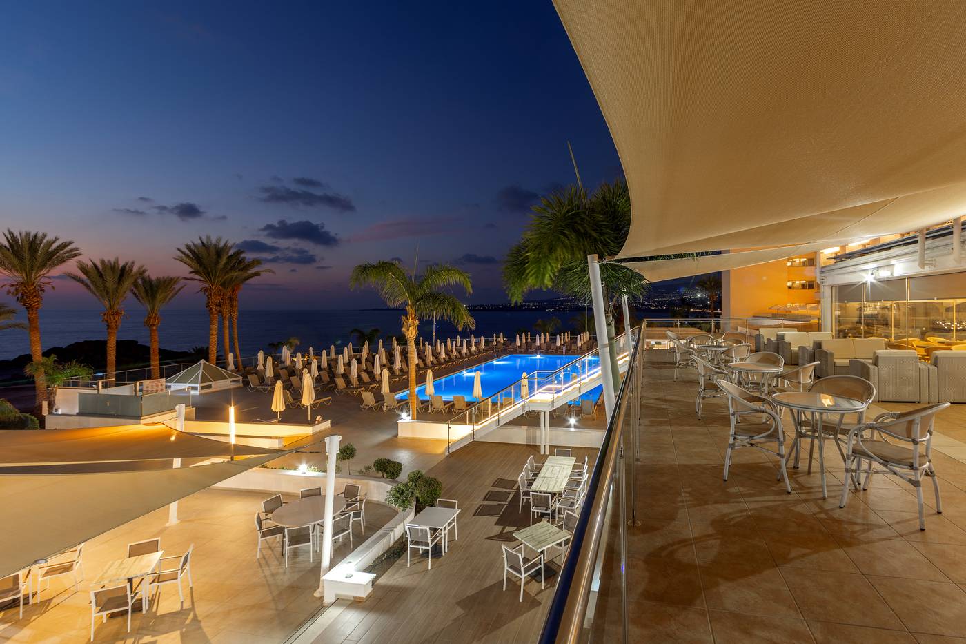 Queens-Bay-Hotel-Terrace-13