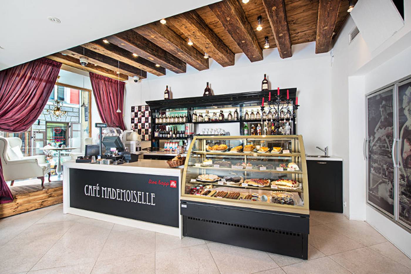 Meriton-Old-Town-Garden-Bar-11