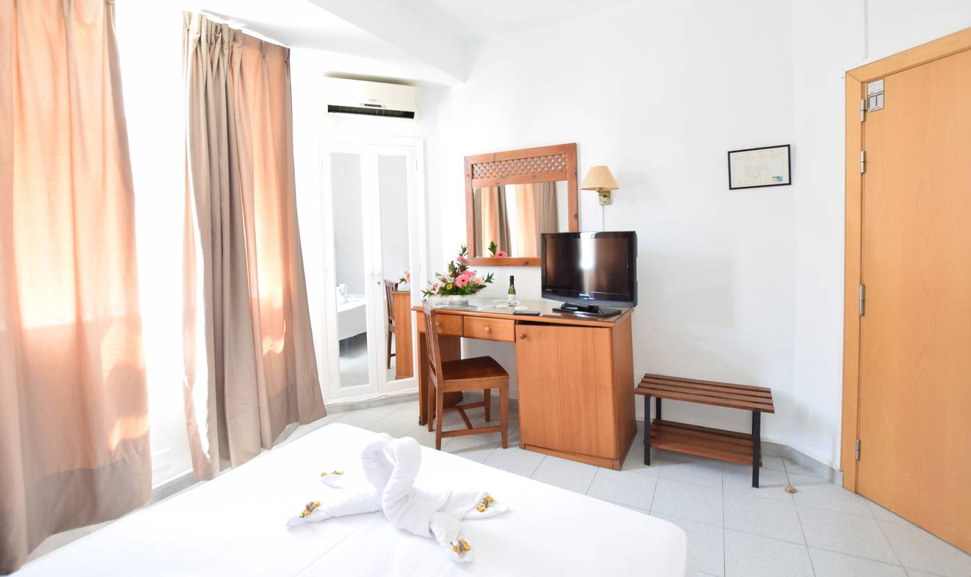 Adonis-Pelinor-Room-16