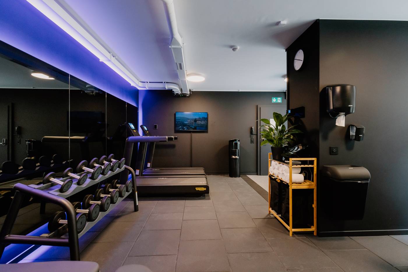 Yotel-Geneva-Lake-Sports-and-Entertainment-40