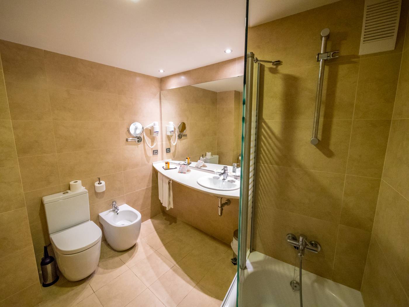 Golden-Avenida-Family-Suites-Room-28