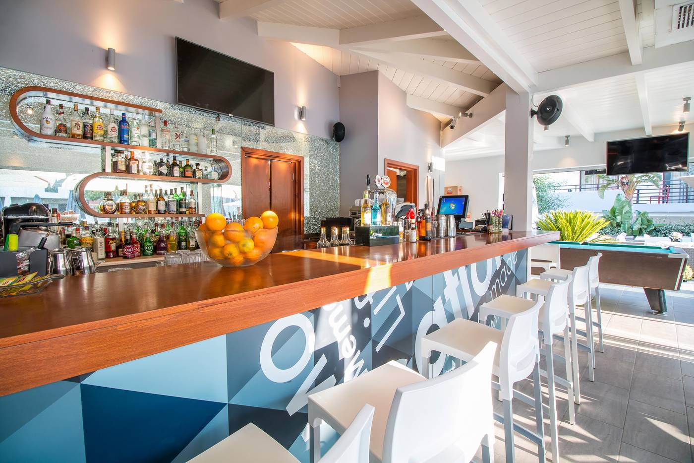 Sunny-Days-Apartments-Bar-53