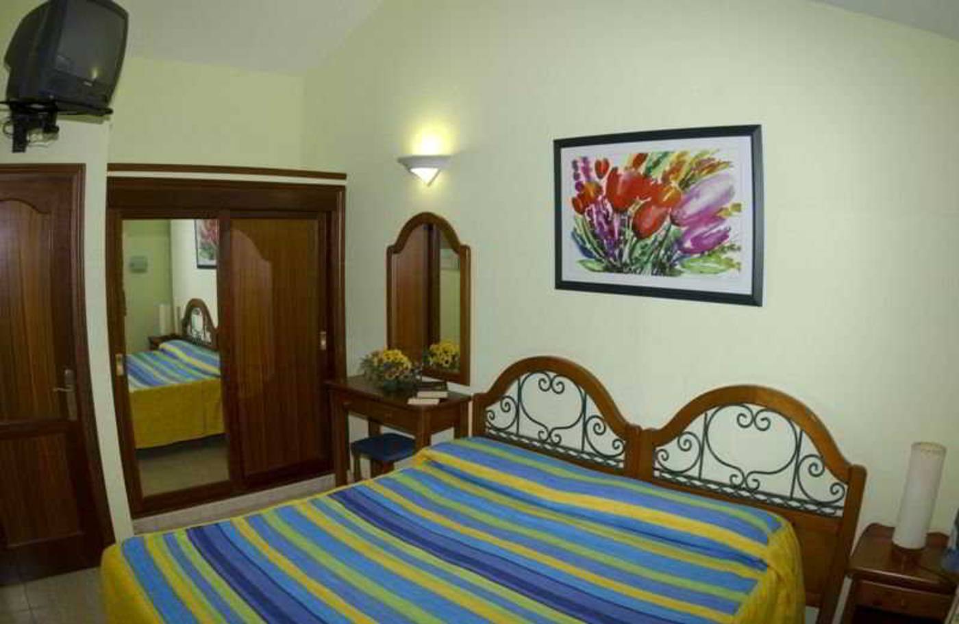 Los-Almendros--gay--lesbian---friends--Room-13