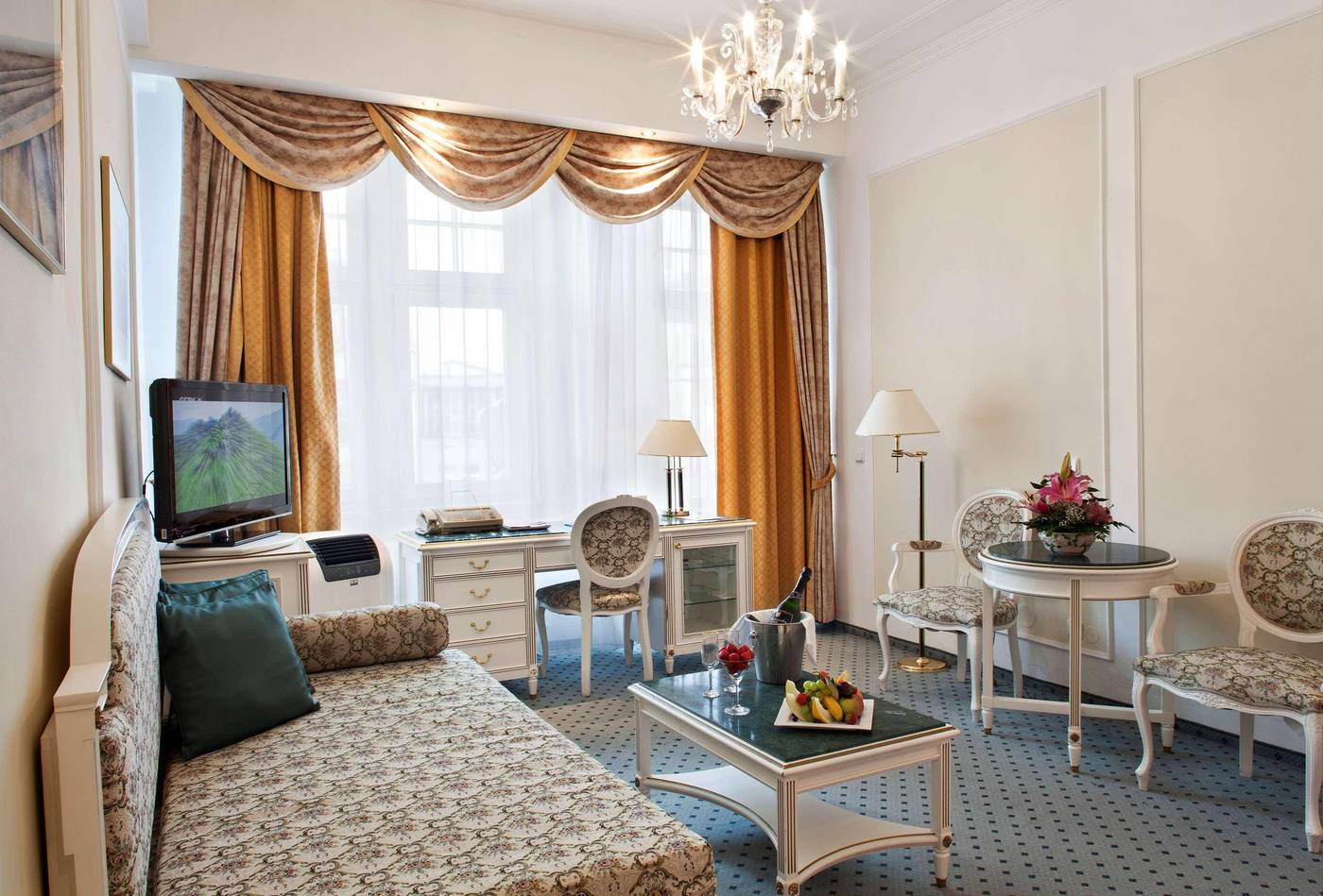 Ambassador-Zlat-----Husa-Room-19