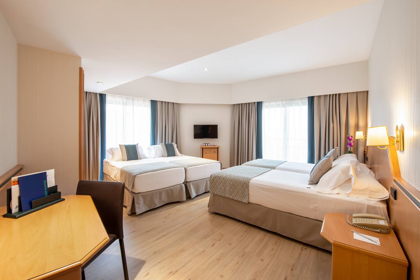 Santos-Praga-Room-12