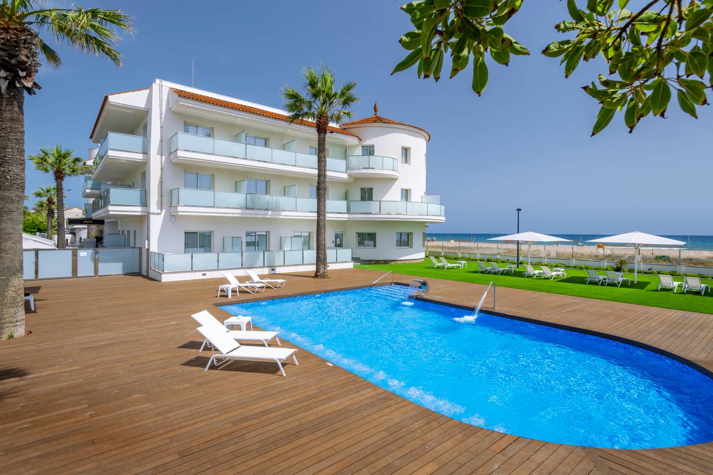 Apartamentos-Playa-De-Castelldefels-Pool-2