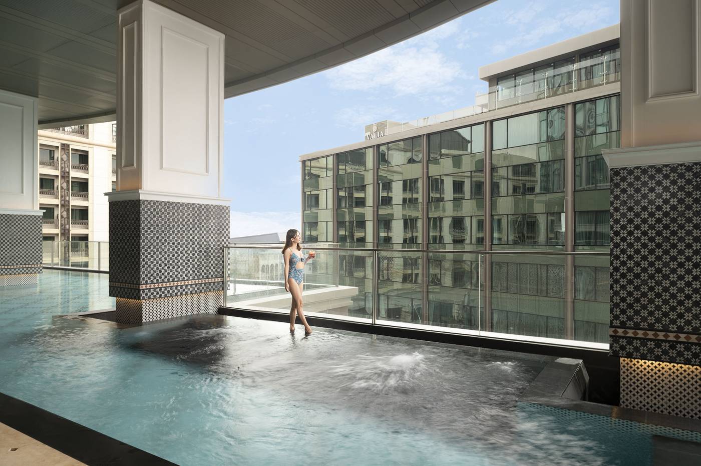 VALIA-Hotel-Bangkok-Sukhumvit-Pool-71