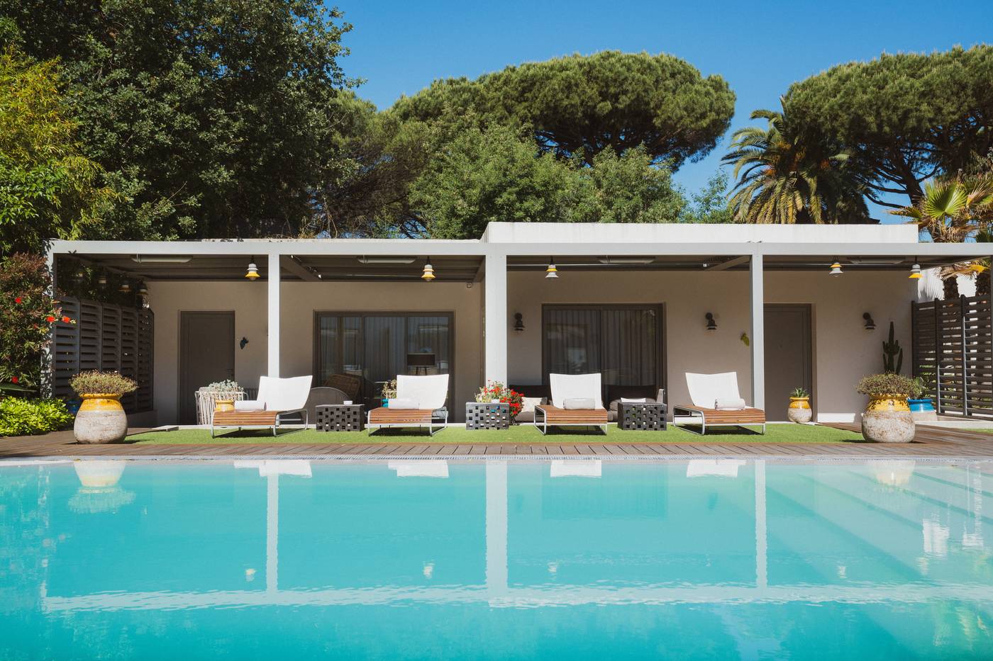 Kube-Hotel-St-Tropez-Pool-7