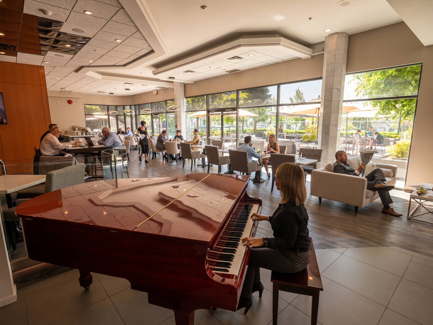 Executive-Suites-Hotel-Metro-Vancouver-Burnaby-Restaurant-5