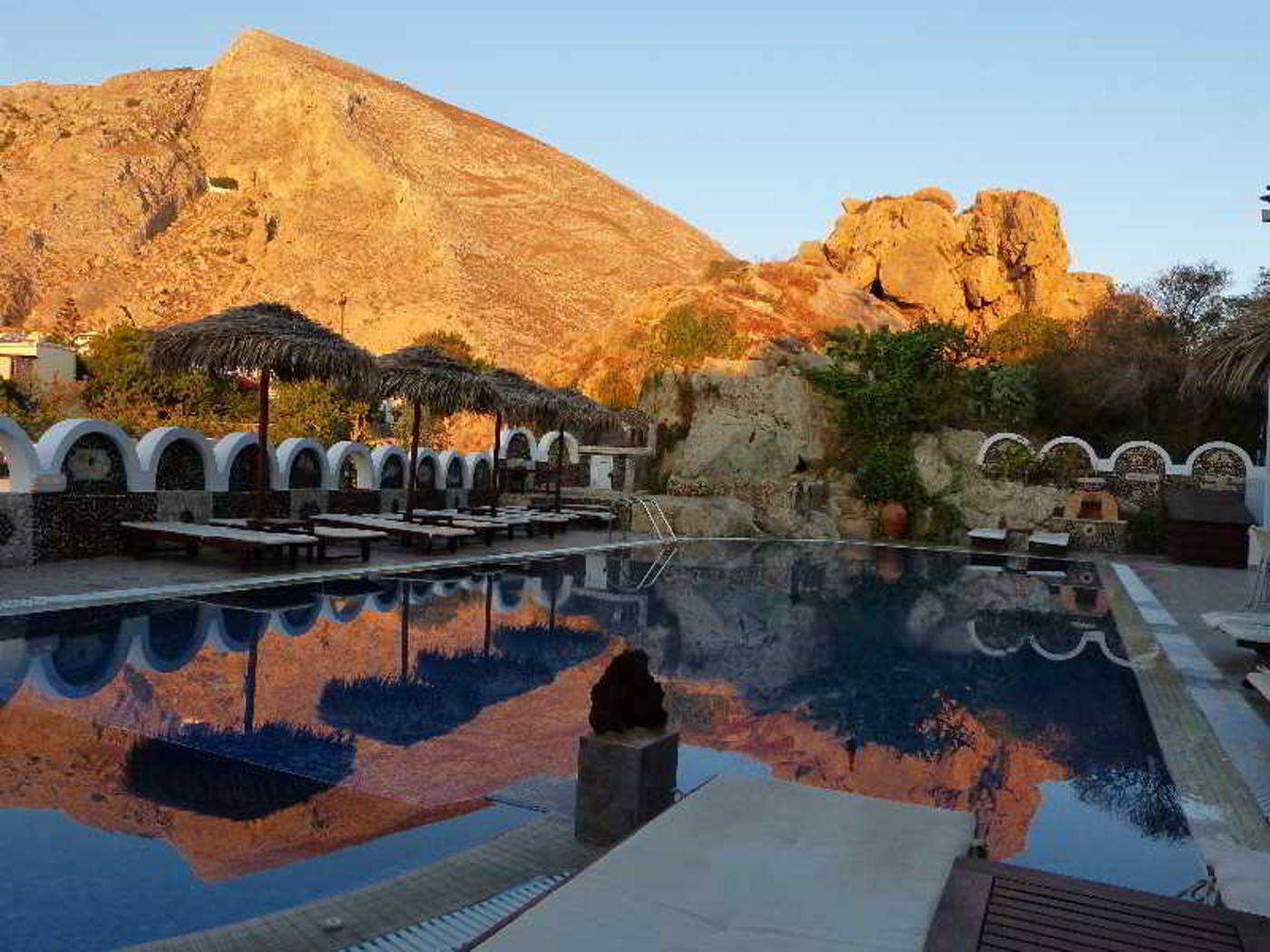 Aparthotel-Black-Sand-Pool-4