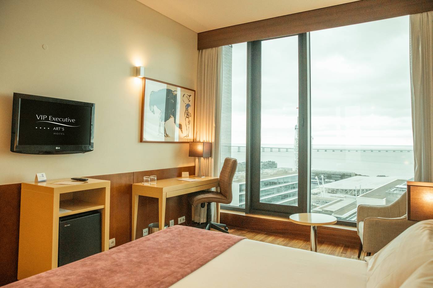 VIP-Executive-Arts-Hotel-Room-2