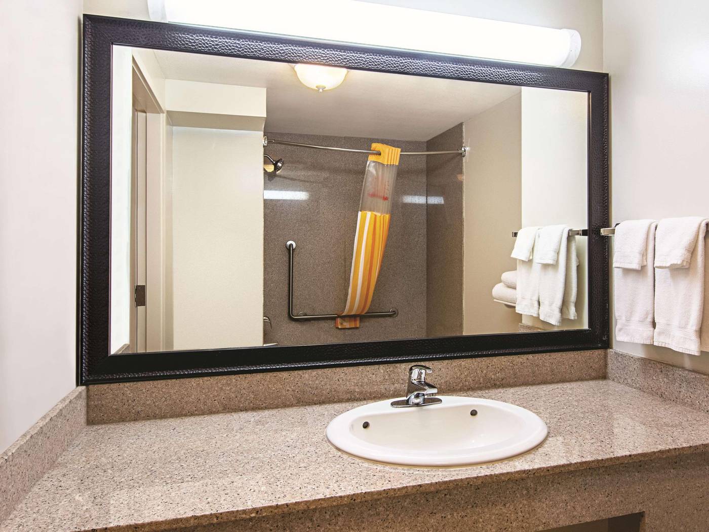 La-Quinta-Inn-Vancouver-Airport-Room-17