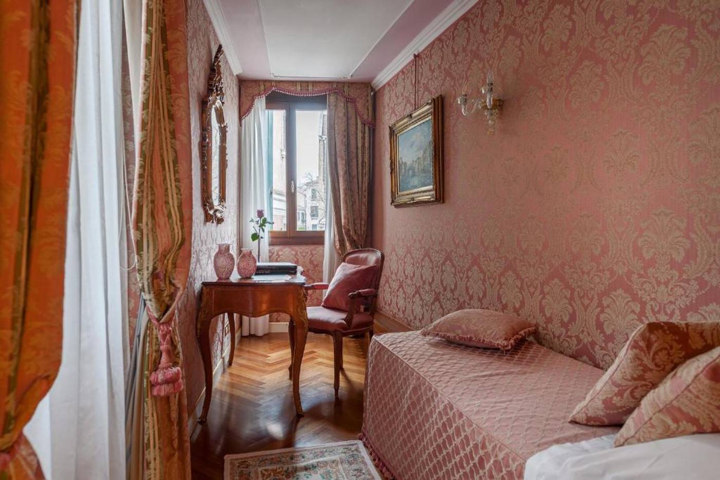 Antico-Doge---a-Member-of-Elizabeth-Hotel-Room-28