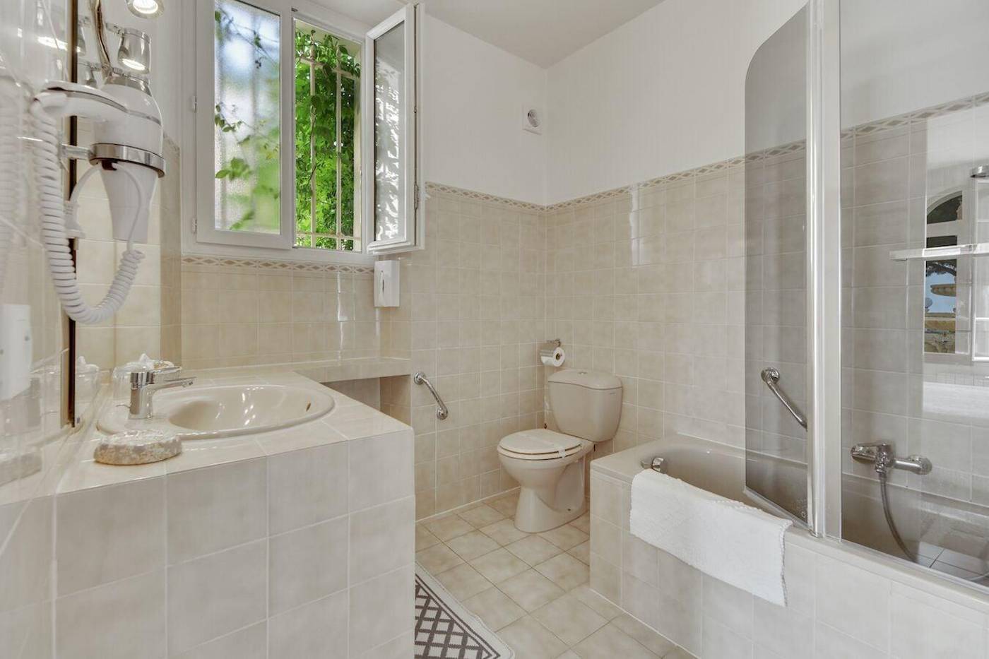 Chateau-de-Mei-Lese-Room-79