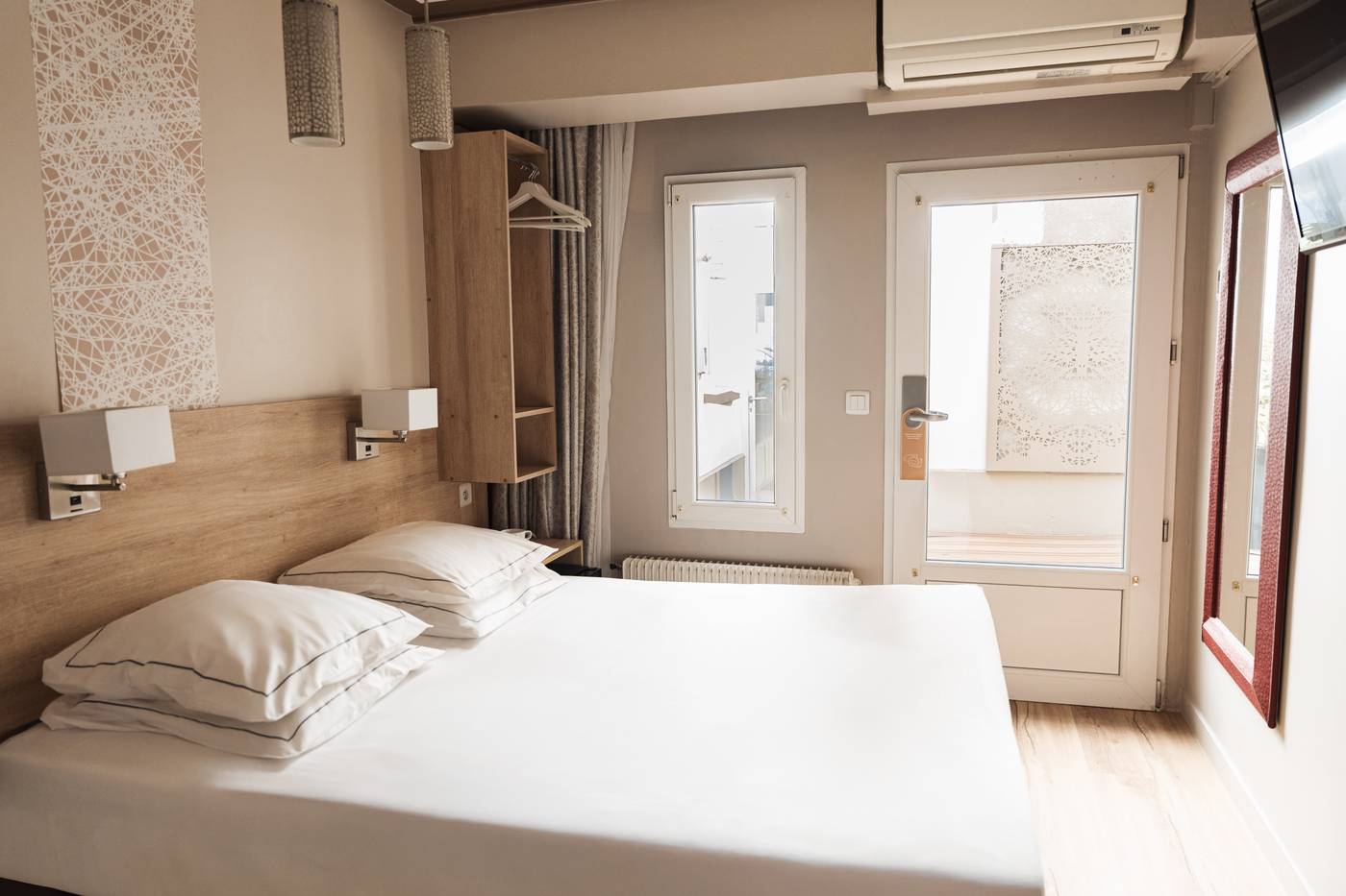 Hotel-Eiffel-Segur-Room-17