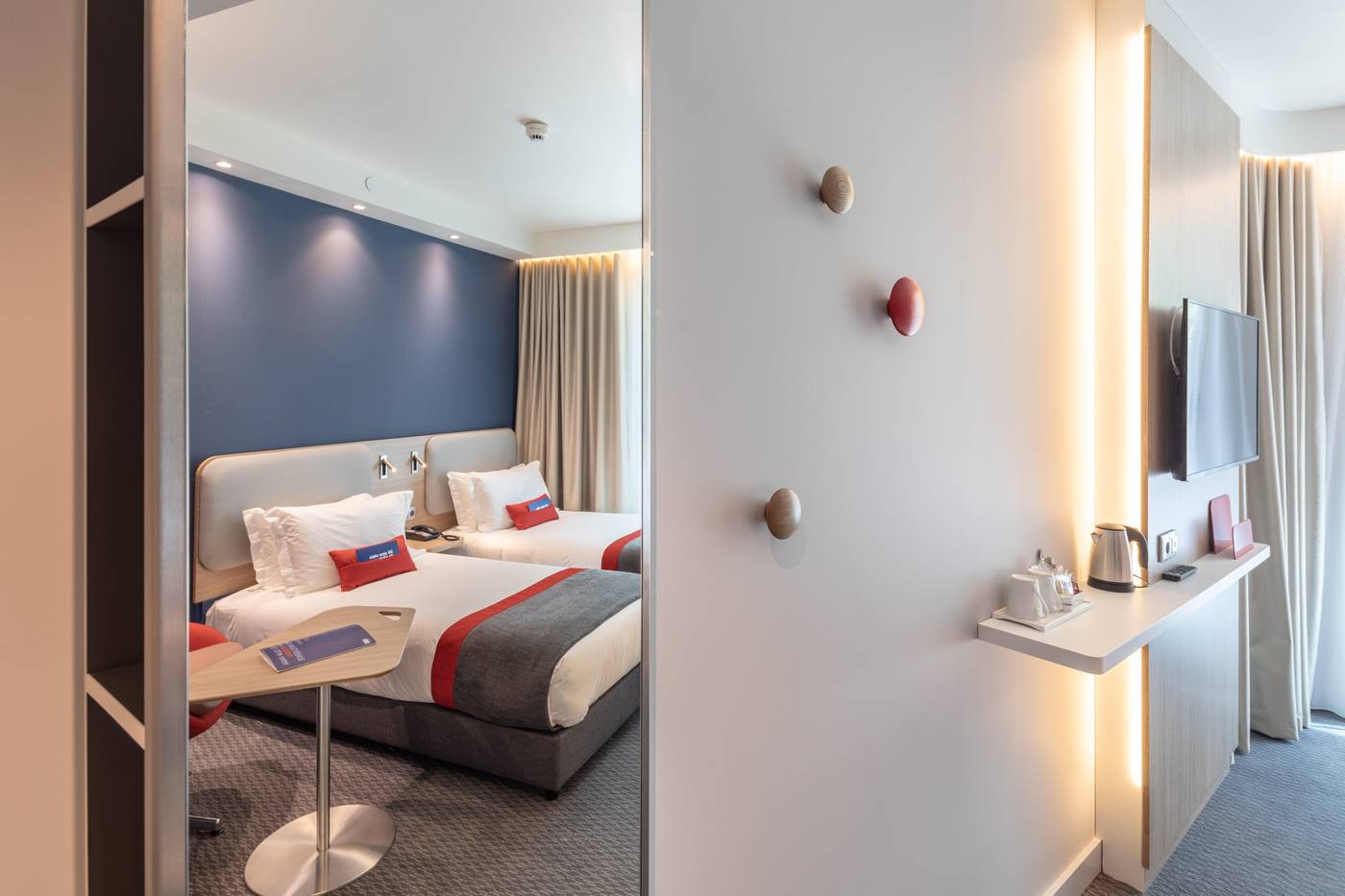 Holiday-Inn-Express-Lisbon---Plaza-Saldanha-Room-6