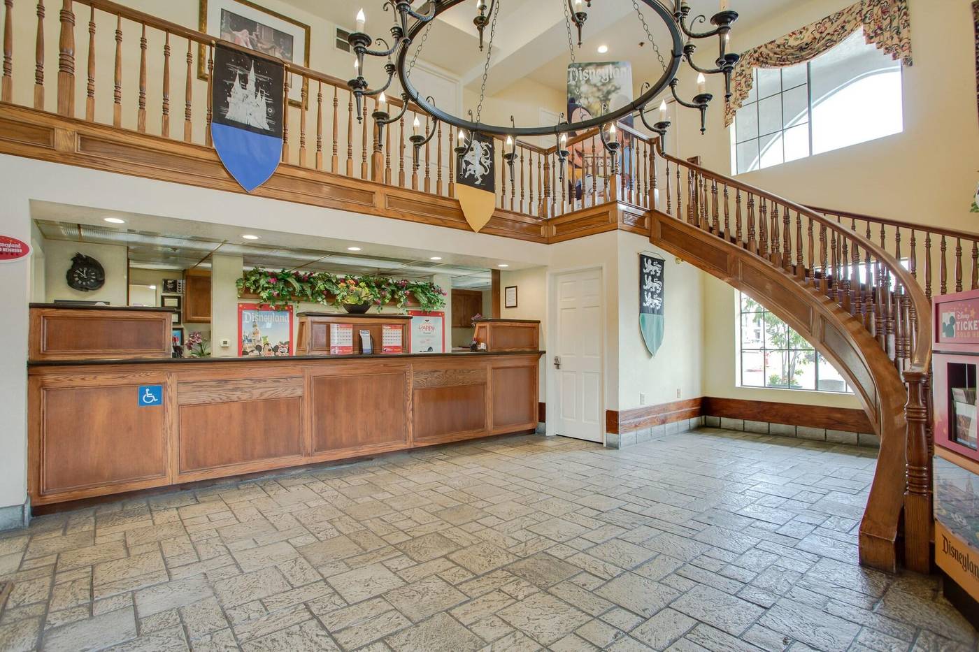 Castle-Inn-and-Suites-Lobby-13