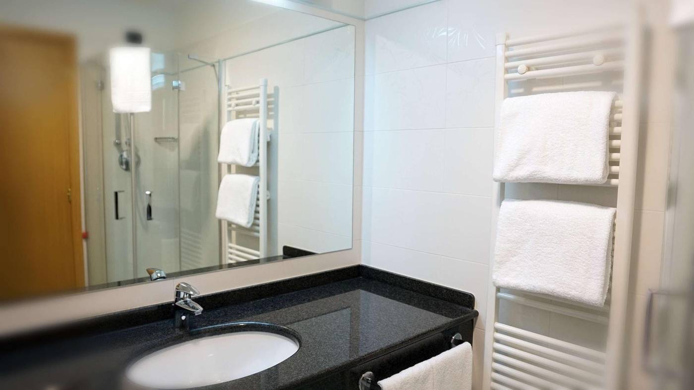 Garden-Hotel-Room-16